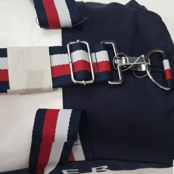Tommy Hilfiger Duffle Bag - Picture 6 of 7